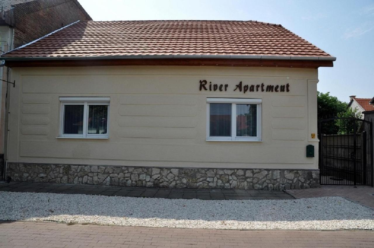 River Apartment Makó Exteriör bild