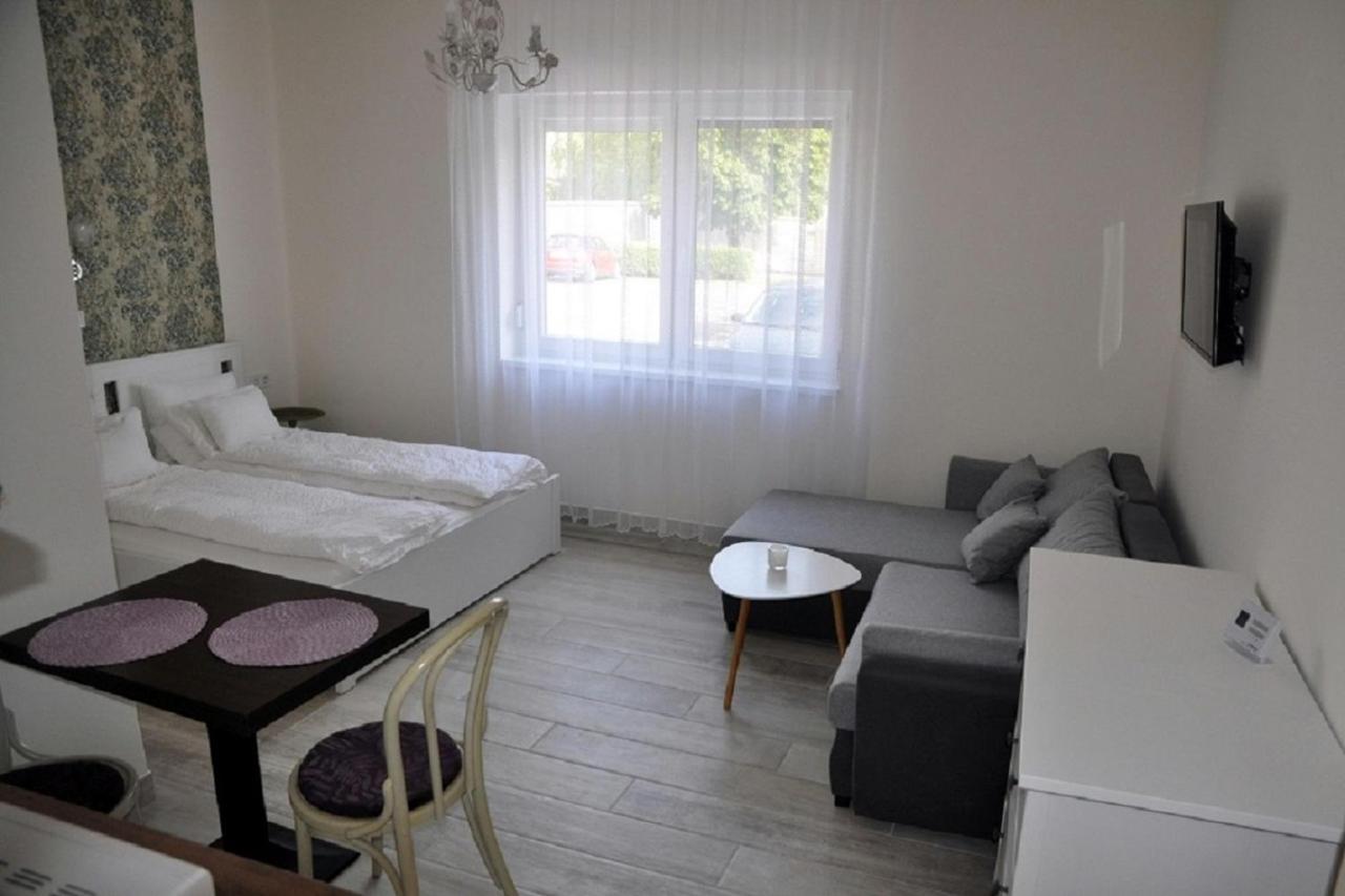 River Apartment Makó Exteriör bild